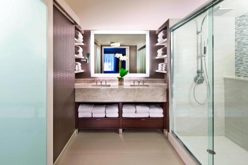 华盛顿华盛顿威斯汀市中心酒店的一间带水槽和淋浴的浴室