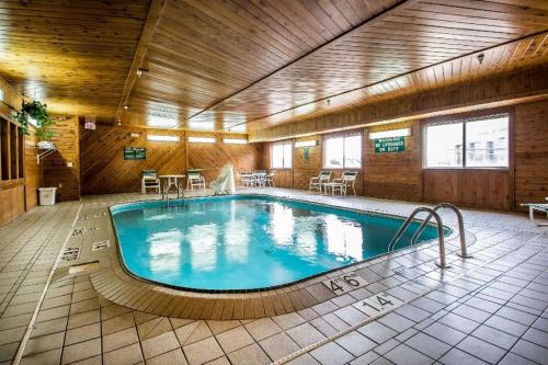 迪比克Quality Inn Dubuque on Hwy 20的大房间的一个大型游泳池