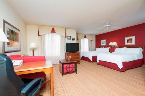 卡拉马祖卡拉马祖东住处旅馆的酒店客房配有两张床和一张书桌