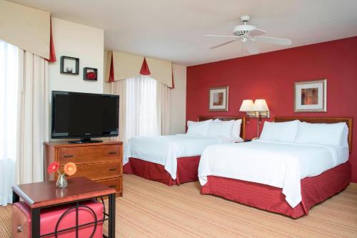 卡拉马祖卡拉马祖东住处旅馆的酒店客房设有两张床和一台平面电视。