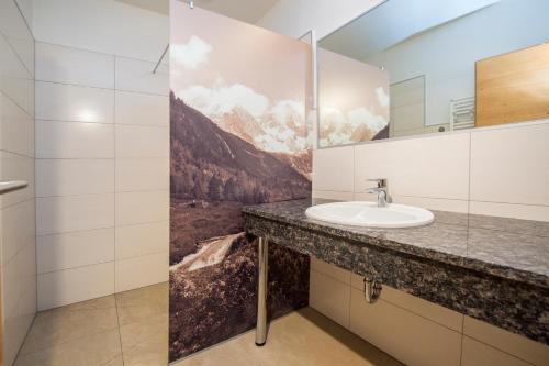 弗拉绍阿帕特全景酒店的一间带水槽和镜子的浴室