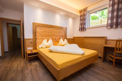 弗拉绍阿帕特全景酒店的一间卧室配有一张大床和木制床头板