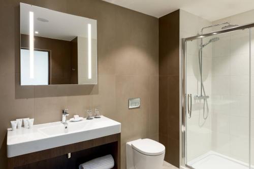 贝尔法斯特贝尔法斯特万豪AC酒店的一间带水槽、淋浴和卫生间的浴室