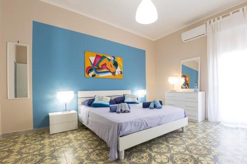 加利波利La Casa di Annale'的一间卧室配有一张蓝色墙壁的床