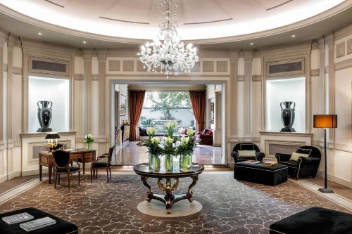 佛罗伦萨西纳维拉美迪齐傲途格精选酒店的大堂设有吊灯和鲜花桌
