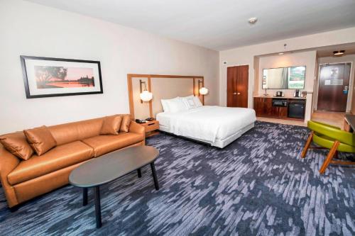 渥太华Fairfield Inn & Suites by Marriott Ottawa Airport的酒店客房,配有床和沙发