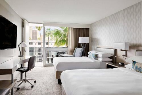 洛杉矶洛杉矶机场万豪酒店的酒店客房设有两张床和一个阳台。