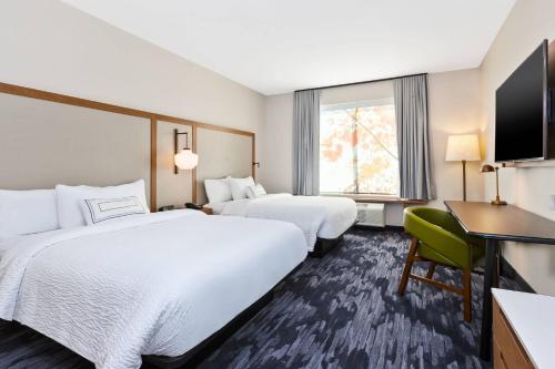 弗洛伦斯Fairfield Inn & Suites by Marriott Cincinnati Airport South/Florence的酒店客房配有两张床和一张书桌