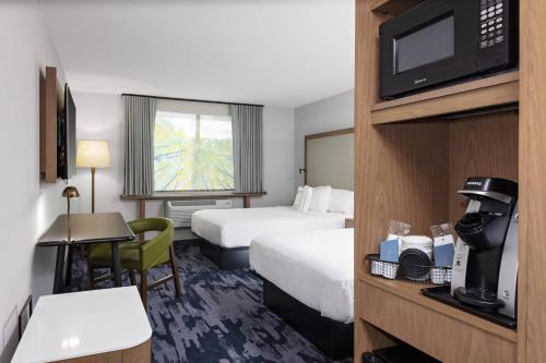 格林菲尔德Fairfield Inn & Suites by Marriott Indianapolis Greenfield的酒店客房设有两张床和电视。