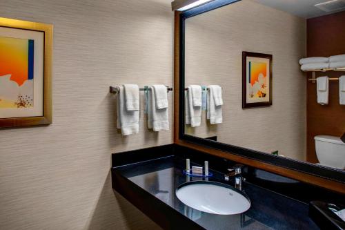 恩波里亚恩波里亚I-95万怡费尔费德酒店及套房的一间带水槽和镜子的浴室