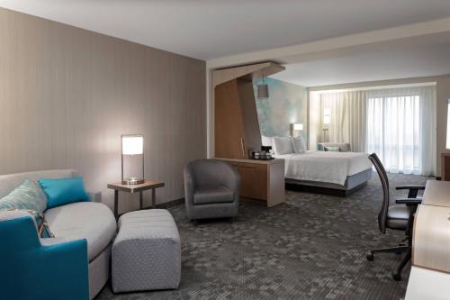 梅森Courtyard Cincinnati Mason的酒店客房,配有床和沙发