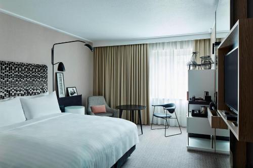 伦敦伦敦麦达维尔万豪酒店的酒店客房设有床、桌子和电视。