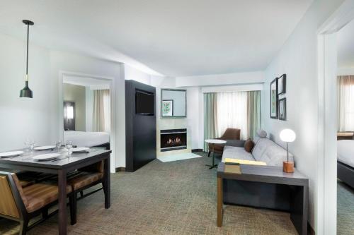 坦帕坦帕萨巴尔公园/布兰登旅居酒店的酒店客房设有床和客厅。