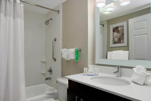 沃思堡TownePlace Suites Fort Worth Southwest TCU Area的一间带水槽、卫生间和镜子的浴室