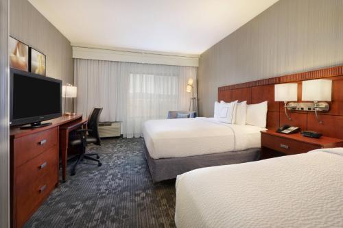 大章克申大章克申万怡酒店的酒店客房设有两张床和一台平面电视。