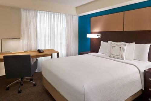 多伦多多伦多机场万豪原住客栈的酒店客房设有一张大床和一张书桌。