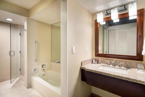纽波特海滩纽波特海滩万豪湾景酒店的一间带水槽、浴缸和镜子的浴室