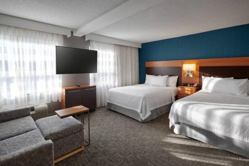 米西索加米西索加机场企业中心万豪广场套房酒店的酒店客房设有两张床和一台平面电视。