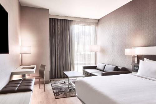 米苏拉AC Hotel by Marriott Missoula Downtown的酒店客房,配有床和沙发