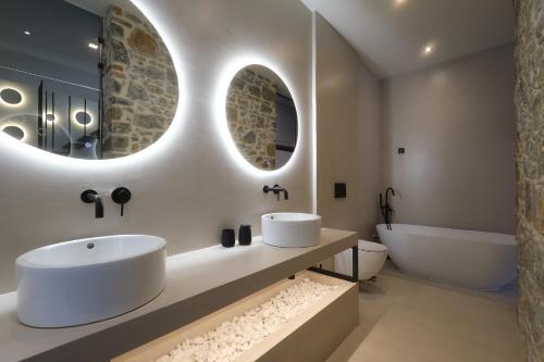 Skála LoutrónZaira Hotel的浴室设有2个水槽、浴缸和镜子