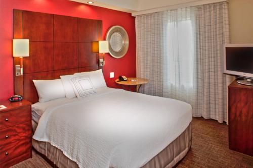 普雷斯科特普雷斯科特原住客栈的酒店客房设有一张大床和一台电视。