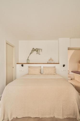 贝赫尔-德拉弗龙特拉Casa Uva - Boutique Guest House的白色卧室配有一张带两个枕头的大床