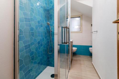 卡拉古诺内Villa Isabel的浴室设有蓝色瓷砖淋浴。