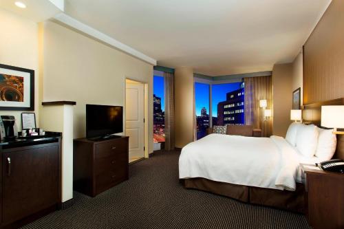 蒙特利尔蒙特利尔市中心万怡酒店的酒店客房,配有床和电视