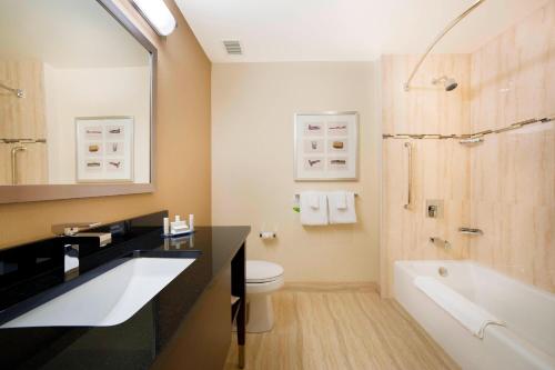 蒙特利尔蒙特利尔市中心万怡酒店的带浴缸、卫生间和盥洗盆的浴室