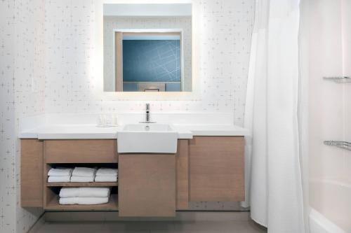 WestfieldSpringHill Suites by Marriott Indianapolis Westfield的一间带水槽和镜子的浴室