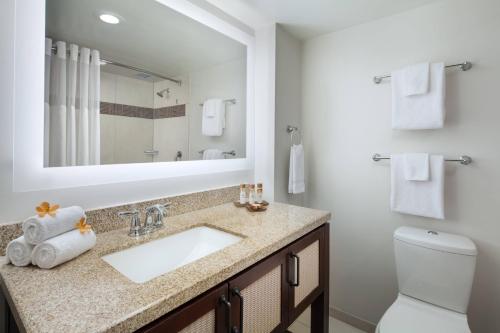 利胡埃万豪可爱岛海滩俱乐部酒店的一间带水槽、卫生间和镜子的浴室