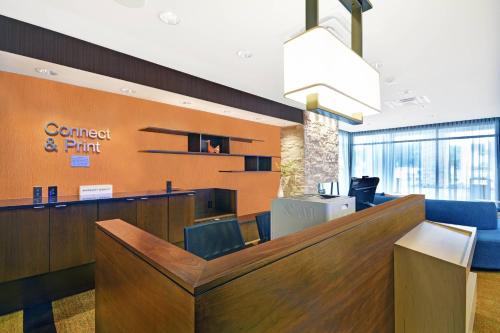 列治文山Fairfield Inn & Suites by Marriott Savannah SW/Richmond Hill的一个带前台和柜台的办公大厅