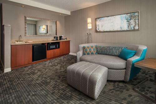 盖瑟斯堡Courtyard by Marriott Gaithersburg Washingtonian Center的带沙发的客厅和厨房