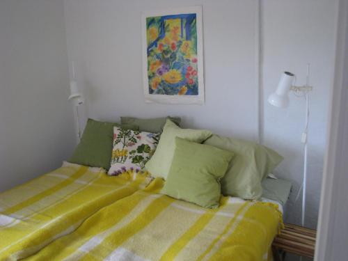 厄勒布鲁Lillåns B&B的一间卧室配有一张黄色和绿色毯子的床