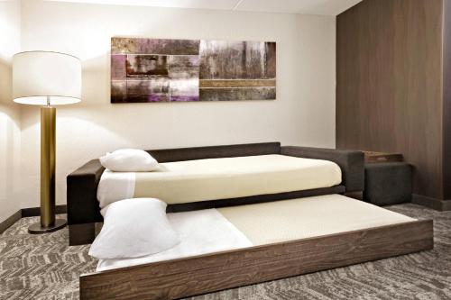 皮奥里亚凤凰城格伦代尔/皮奥里亚春季山丘套房酒店的酒店客房,设有两张床和一盏灯