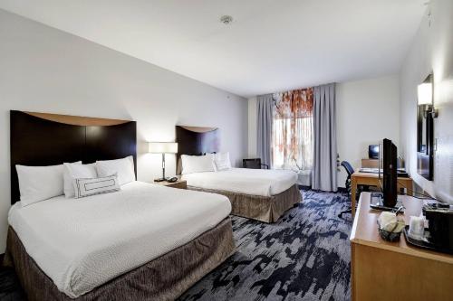伯尼费尔菲尔德客栈及万豪圣安东尼奥伯尼套房酒店的酒店客房设有两张床和一台平面电视。