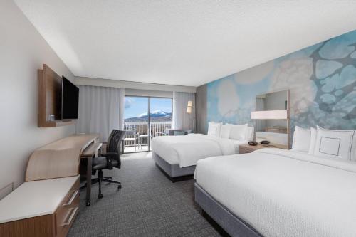 里诺Courtyard by Marriott Reno的酒店客房配有两张床和一张书桌