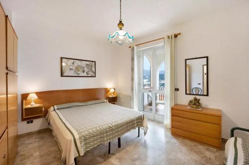 圣巴特罗摩艾美尔Il Poggio di Poiolo的一间卧室设有一张床和一个大窗户