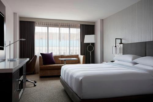 华盛顿华盛顿乔治城万豪酒店的酒店客房设有一张大床和一张沙发。