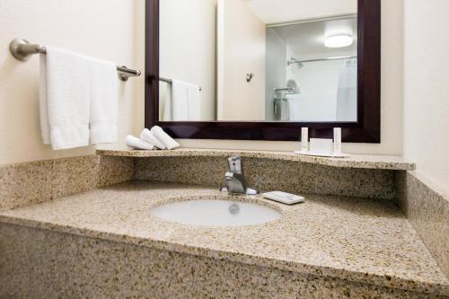 贝克斯菲尔德贝克斯菲尔德春季山丘套房酒店的一间带水槽和镜子的浴室