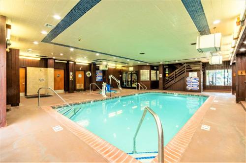 大熊湖拉格尼塔旅馆的在酒店房间的一个大型游泳池