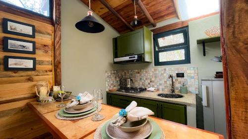 莱瓦镇Suite Cabaña Cantodeagua-Jacuzzi的厨房配有木桌和餐具