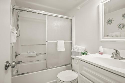 默特尔比奇The Palace Resort Unit 2310的带淋浴、卫生间和盥洗盆的浴室