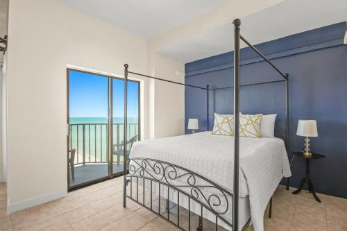 默特尔比奇The Palace Resort Unit 2310的一间卧室配有一张床,享有海景
