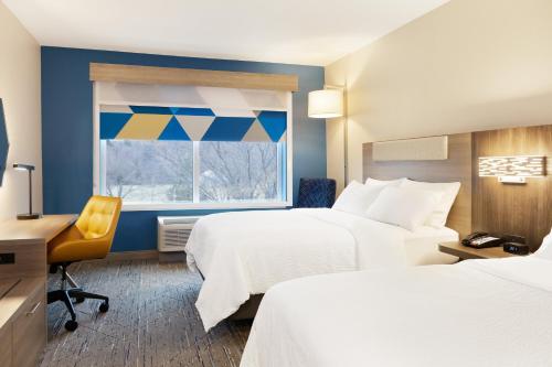 格罗夫城格罗夫城智选假日酒店及套房的酒店客房设有两张床和窗户。