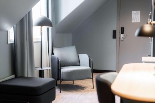 奥斯陆斯堪迪克奥斯陆城市酒店的客厅配有椅子和桌子