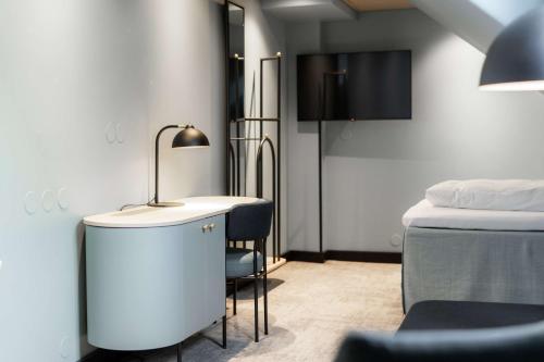 奥斯陆斯堪迪克奥斯陆城市酒店的配有一张床和一张桌子及椅子的房间
