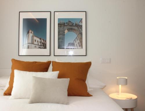 布拉加Sweet Dreams in Braga的卧室,床上方有三张照片