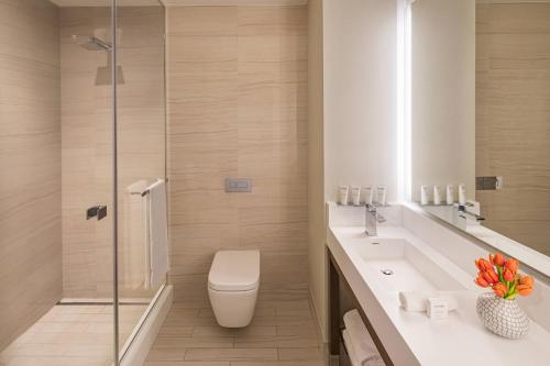 纽约Courtyard New York Manhattan/Midtown West的浴室配有卫生间水槽和淋浴。