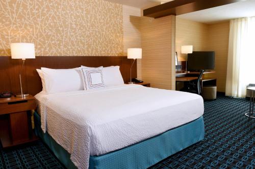 奥马哈Fairfield Inn & Suites by Marriott Omaha West的酒店客房设有一张大床和一张书桌。